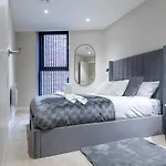 Centre-1bdr-2guest-lift-bright