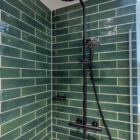 Centre-1bdr-2guest-lift-bright לידס