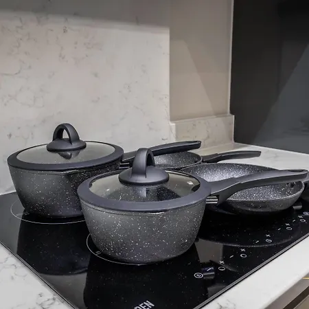 Centre-1bdr-2guest-lift-bright *