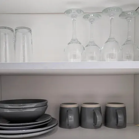 Centre-1bdr-2guest-lift-bright *