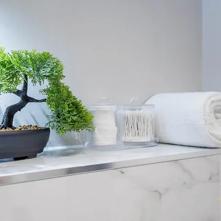 Centre-1bdr-2guest-lift-bright