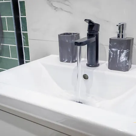 Centre-1bdr-2guest-lift-bright דירה