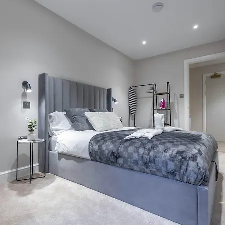 Centre-1bdr-2guest-lift-bright דירה *