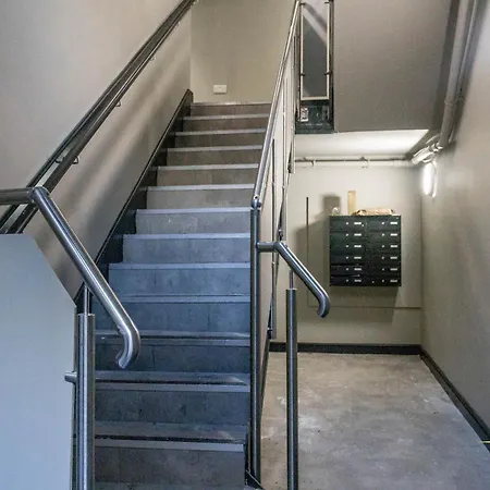 Centre-1bdr-2guest-lift-bright דירה *