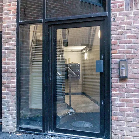 Centre-1bdr-2guest-lift-bright