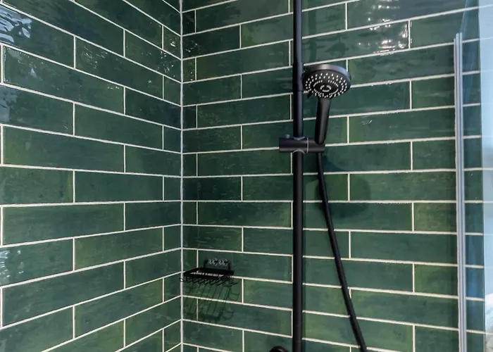 Centre-1bdr-2guest-lift-bright 利兹