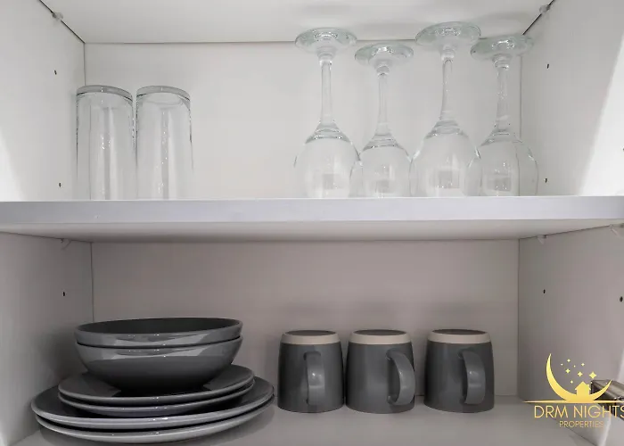 Centre-1bdr-2guest-lift-bright *