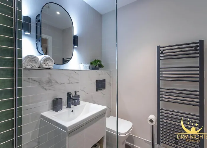 Centre-1bdr-2guest-lift-bright * 利兹