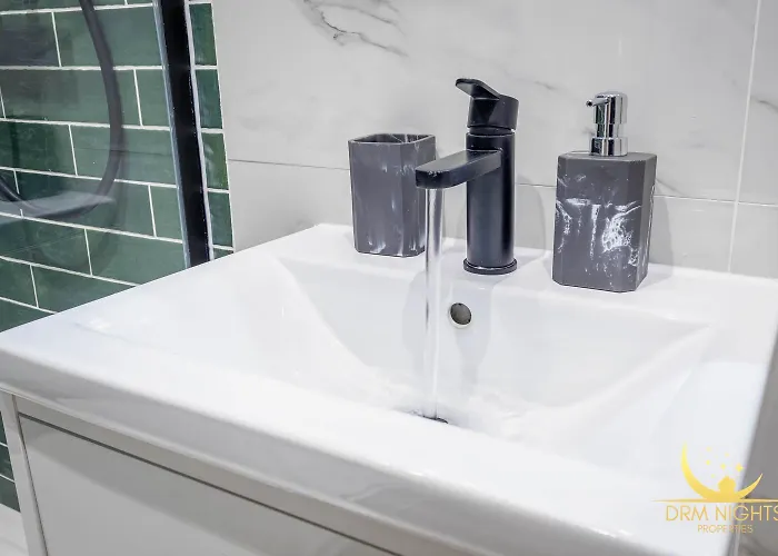 Centre-1bdr-2guest-lift-bright 公寓