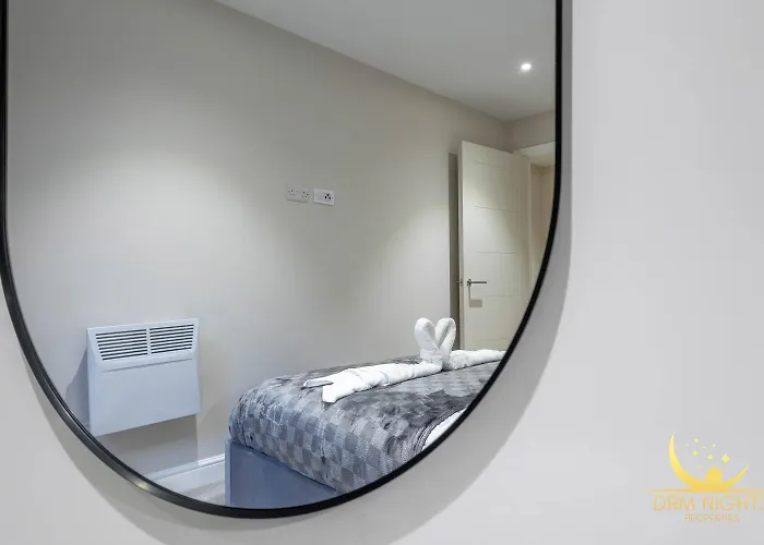 Centre-1bdr-2guest-lift-bright * 利兹